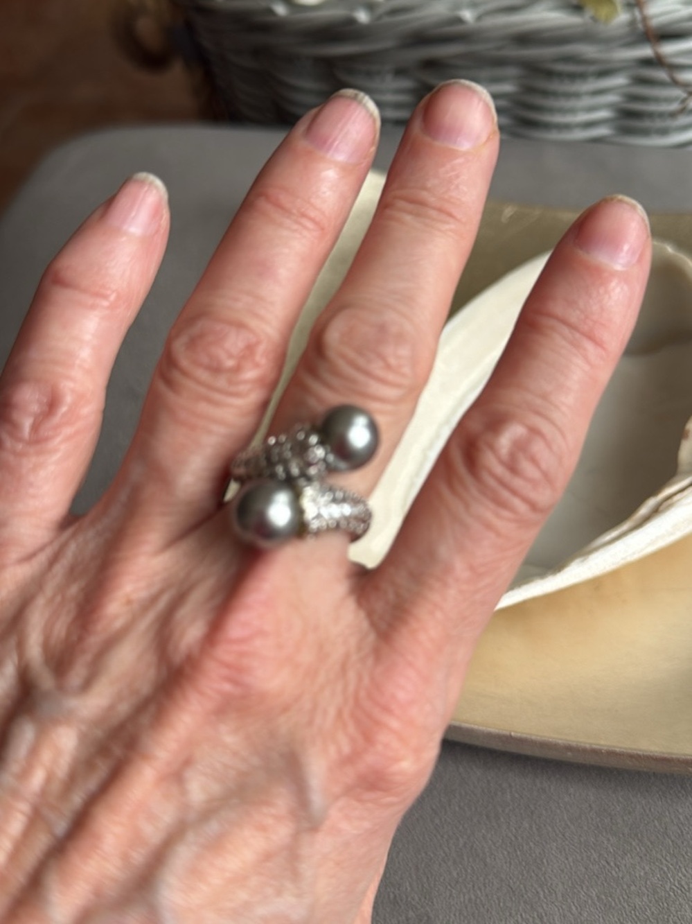 Gorgeous Silver Tone Gray Pearl Crystal Split-Design Ring Size 8 EUC - Picture 6 of 8